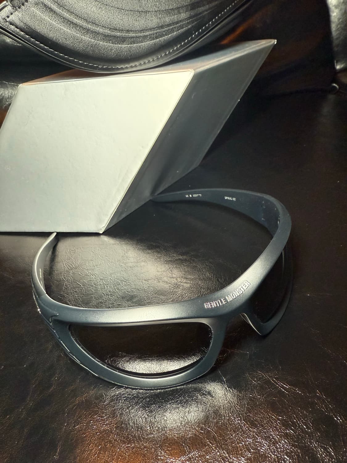 젠틀몬스터 x 뮈글러 스파이럴 01 상품이미지4