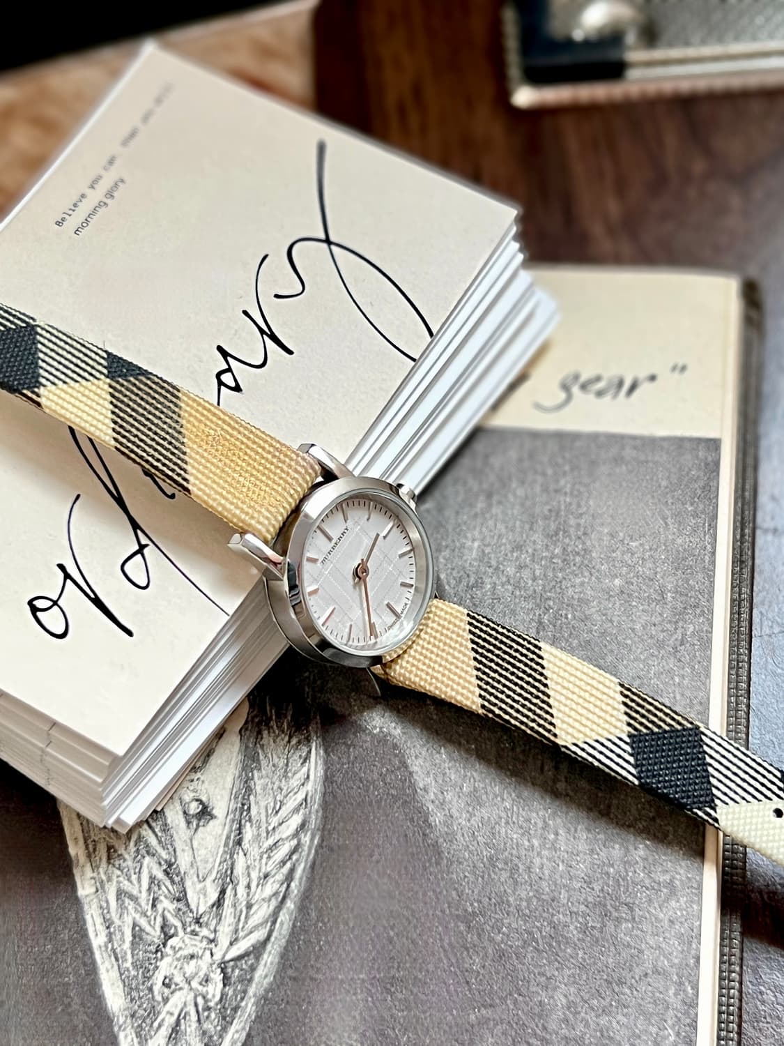 버버리 실버 라운드 여성 시계  상품이미지4