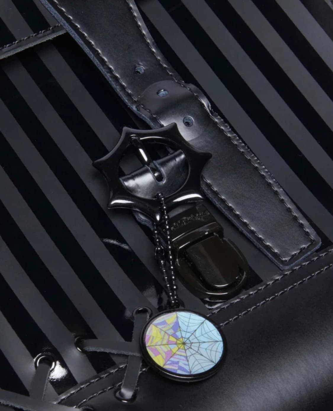 닥터마틴 X 웬즈데이 콜라보 백팩 고스 로리 상품이미지5