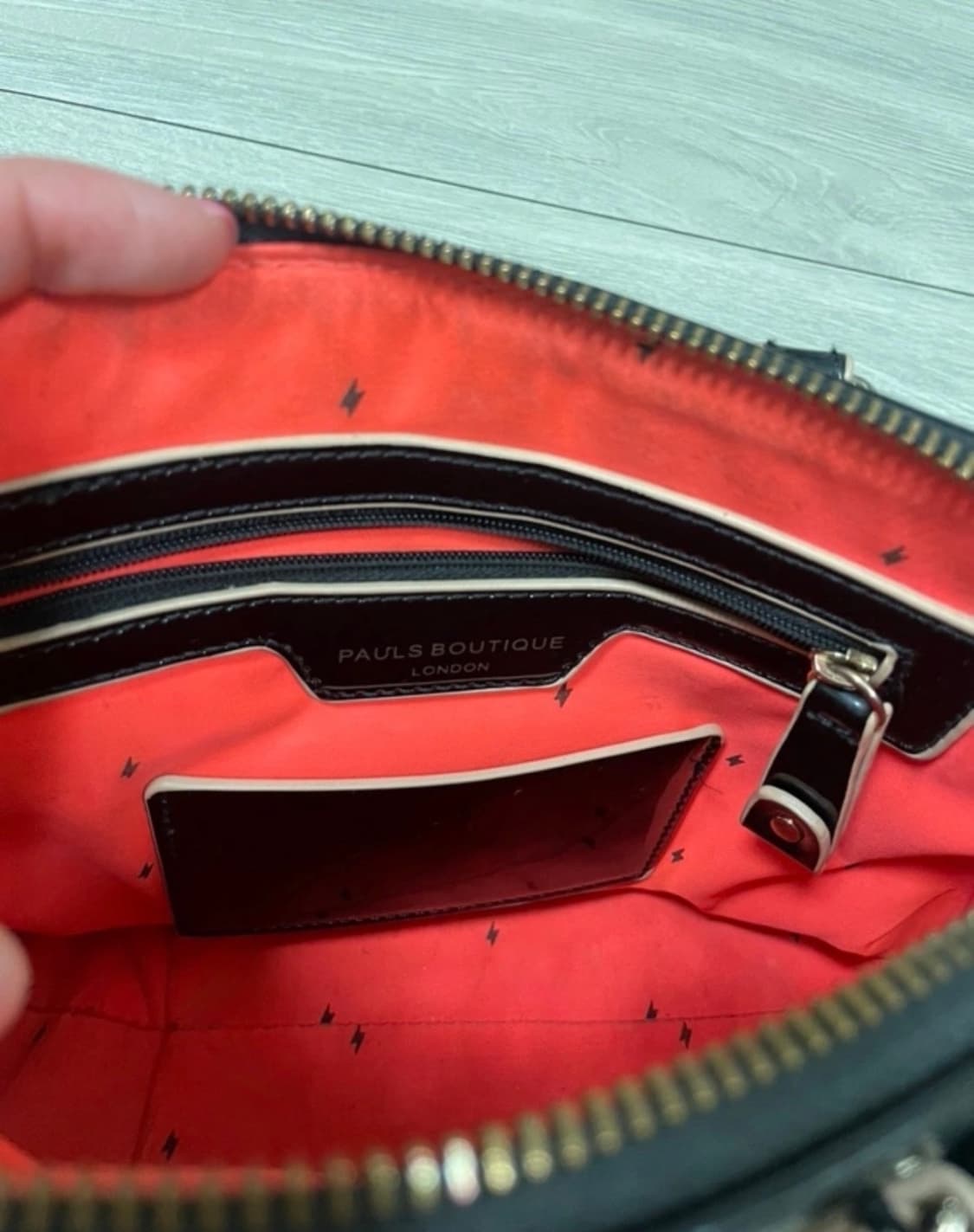 폴스부띠끄)미니메이지 블랙 에나멜 백 상품이미지6