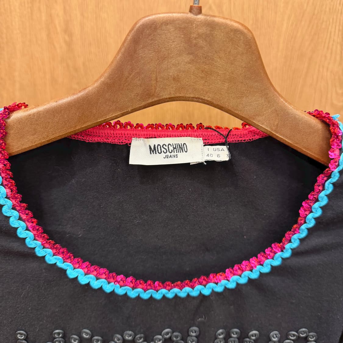 모스키노 진스 롱슬리브 티셔츠 넥 소매 배색 라인 버튼 로고 디테일 블랙 상품이미지8