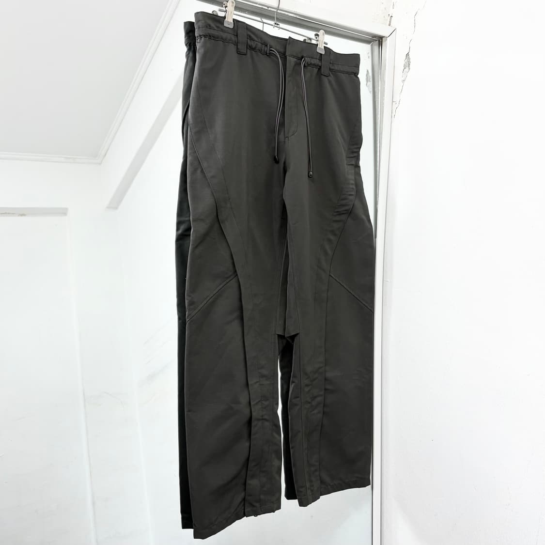 르마드 오블리크 지퍼 플랩 팬츠 상품이미지4