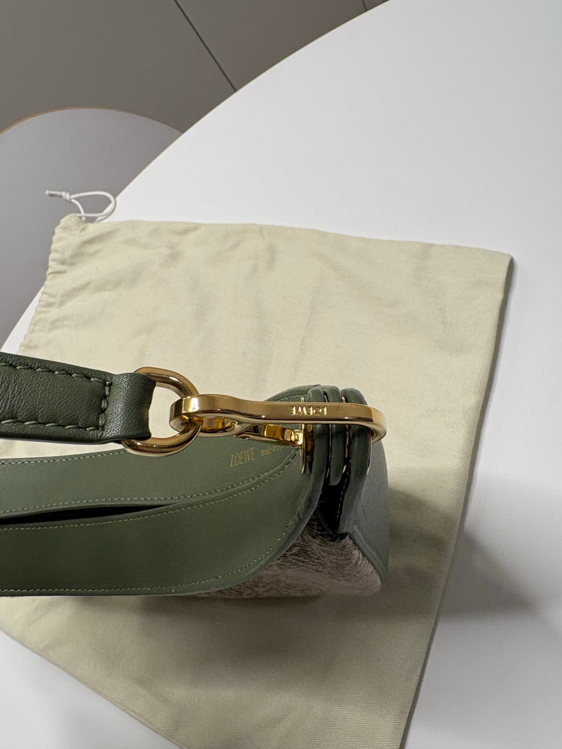 loewe 로에베 숄더백 호보백 카키 색상 상품이미지6
