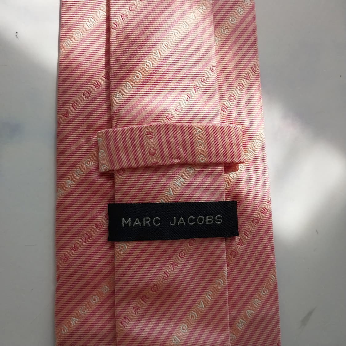 마크제이콥스 실크 스트라이프 로고 패턴 넥타이 9cm A+등급 K2302 상품이미지9