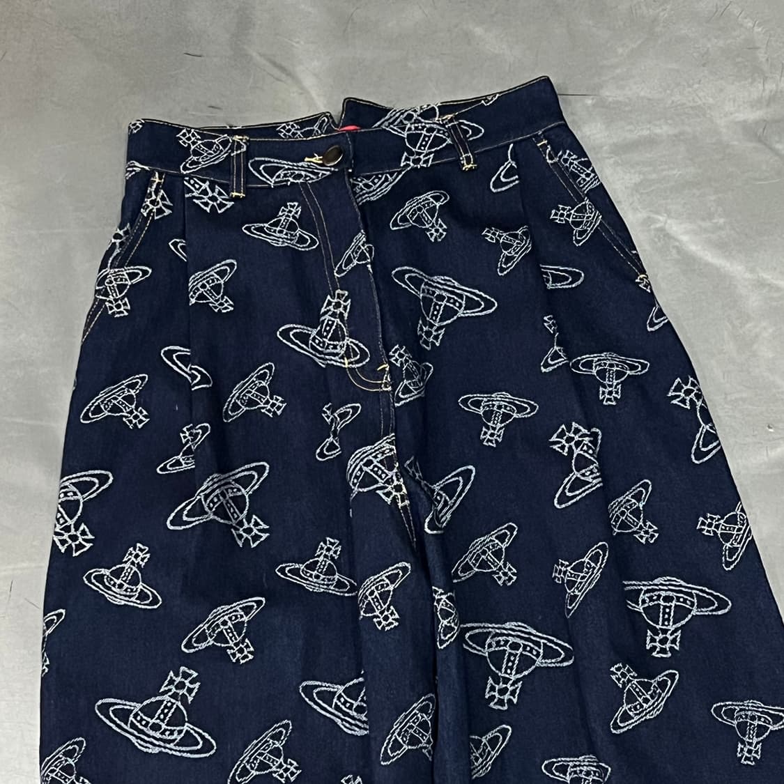  비비안 웨스트우드 로고 패턴 배기 데님 팬츠 y16365 상품이미지3