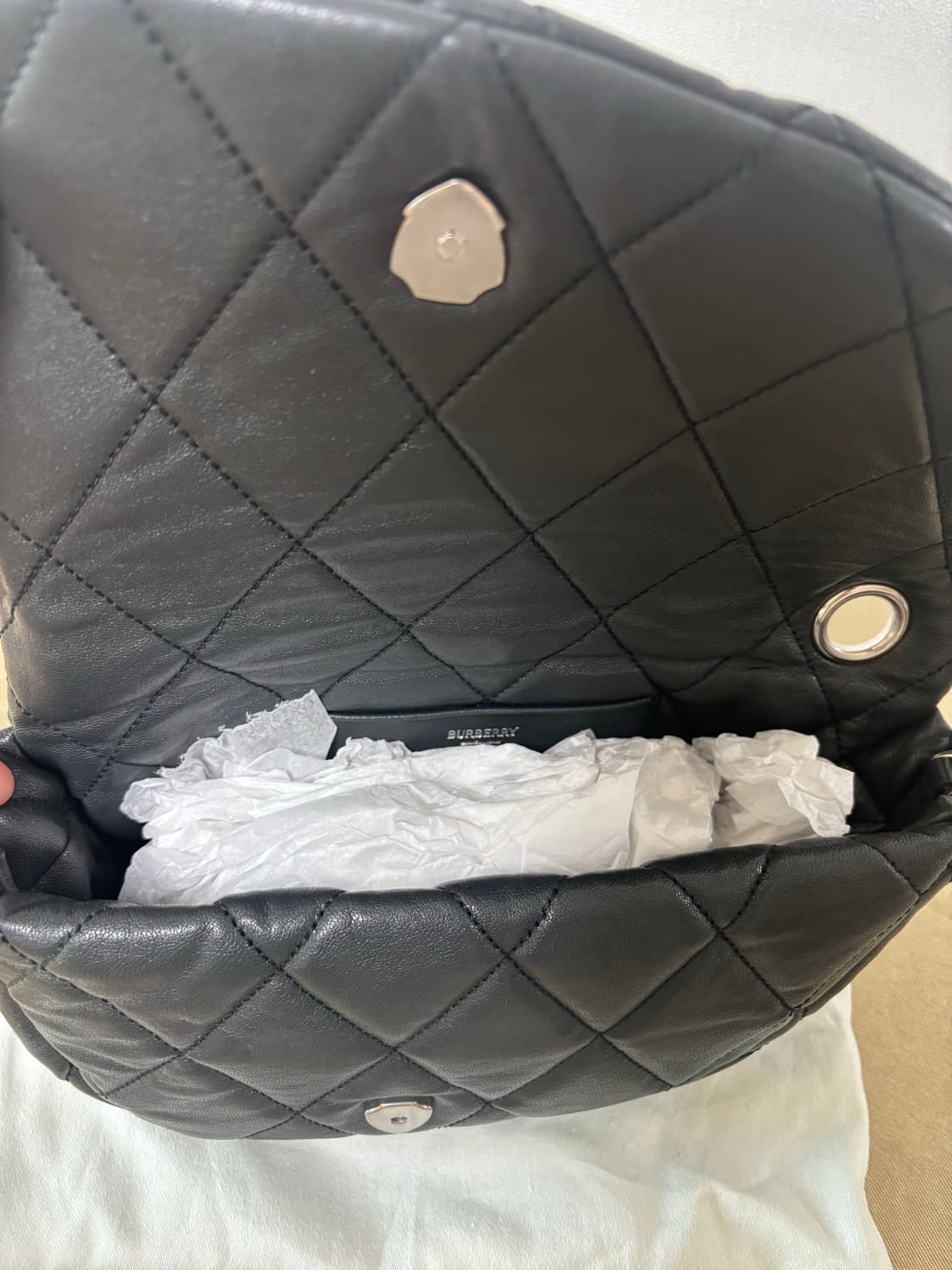 (새상품,24SS)버버리 쉴드 락 레더 숄더백 블랙 8087272 상품이미지7