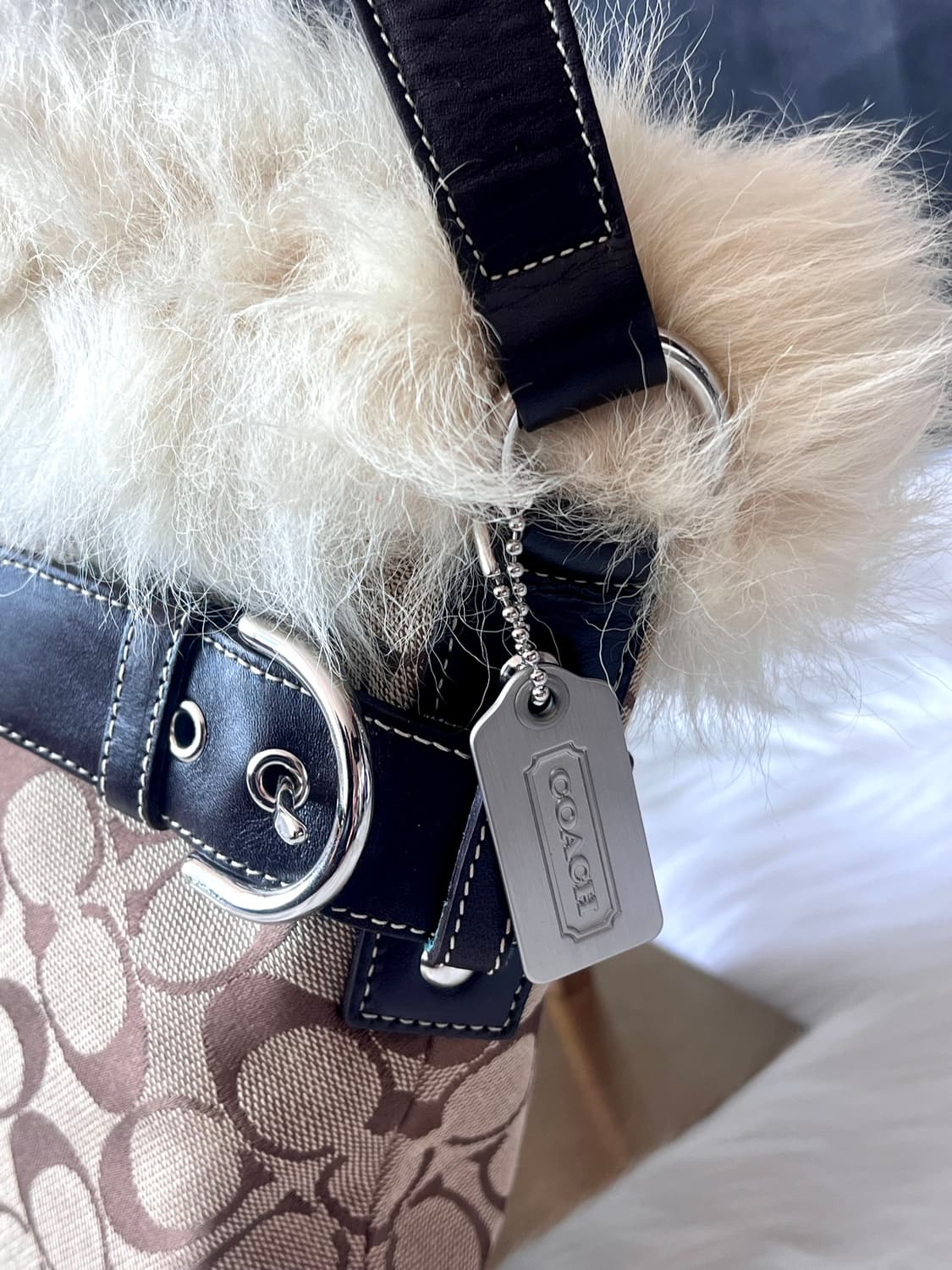 90s coach 시그니처 크림 퍼 트리밍 블루 스웨이드 소호 숄더백 상품이미지4