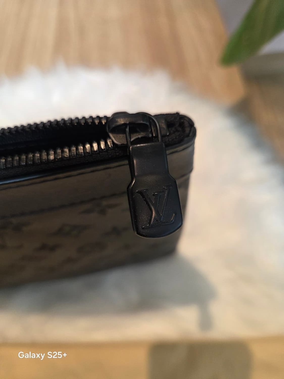 루이비통 포쉐트 모노그램 쉐도우 블랙 상품이미지3