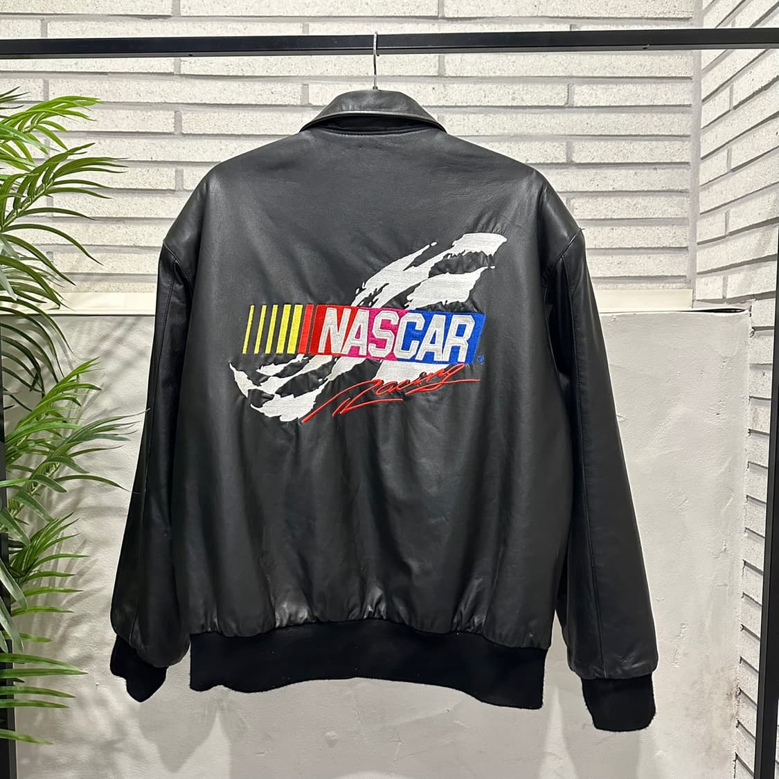 나스카 가죽 레더 블루종 자켓 후면 빅 레터링 로고 투포켓 디테일 블랙 상품이미지3
