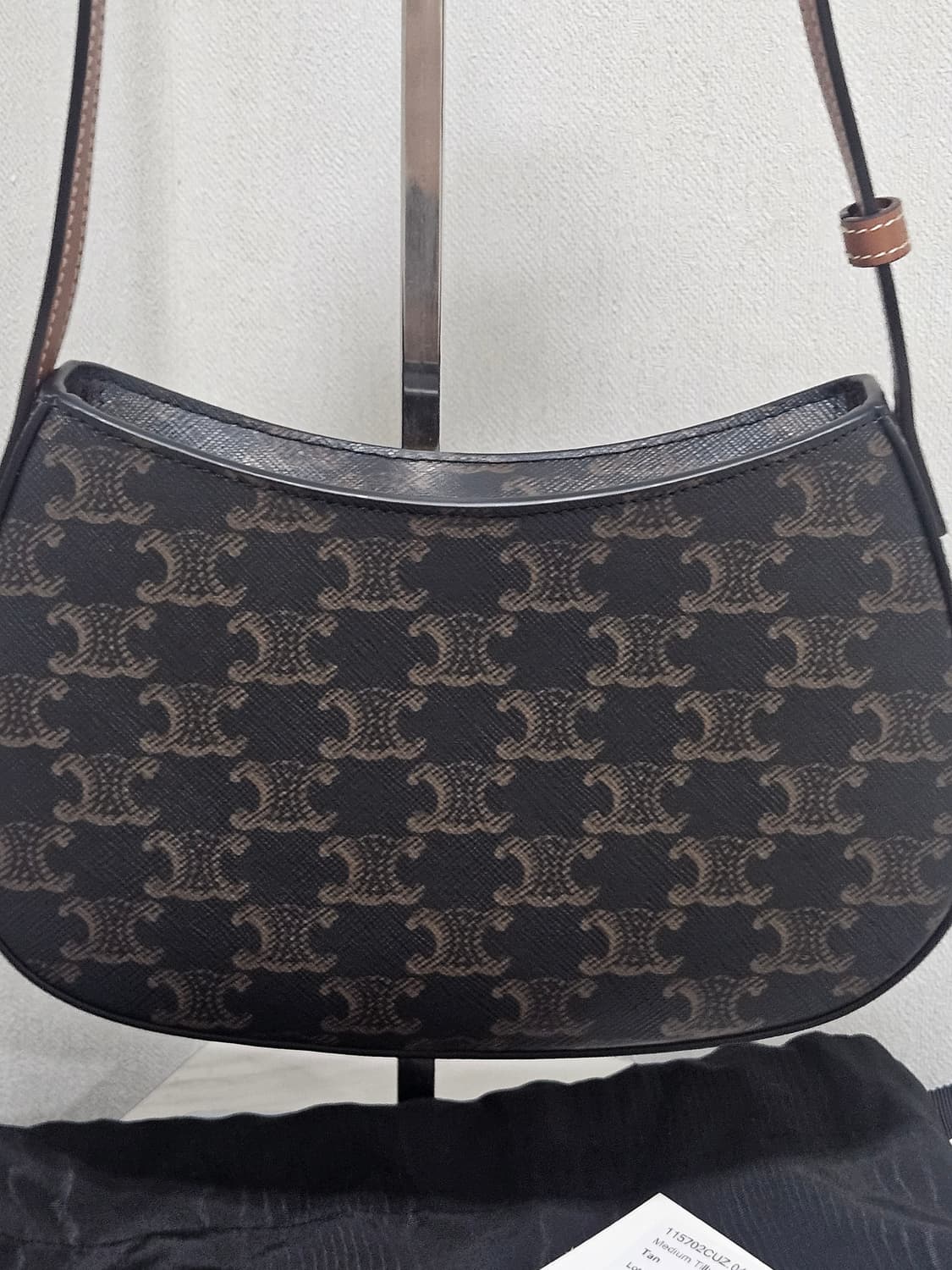[새상품급] 셀린느 틸리백 Black tan Medium Size  상품이미지4