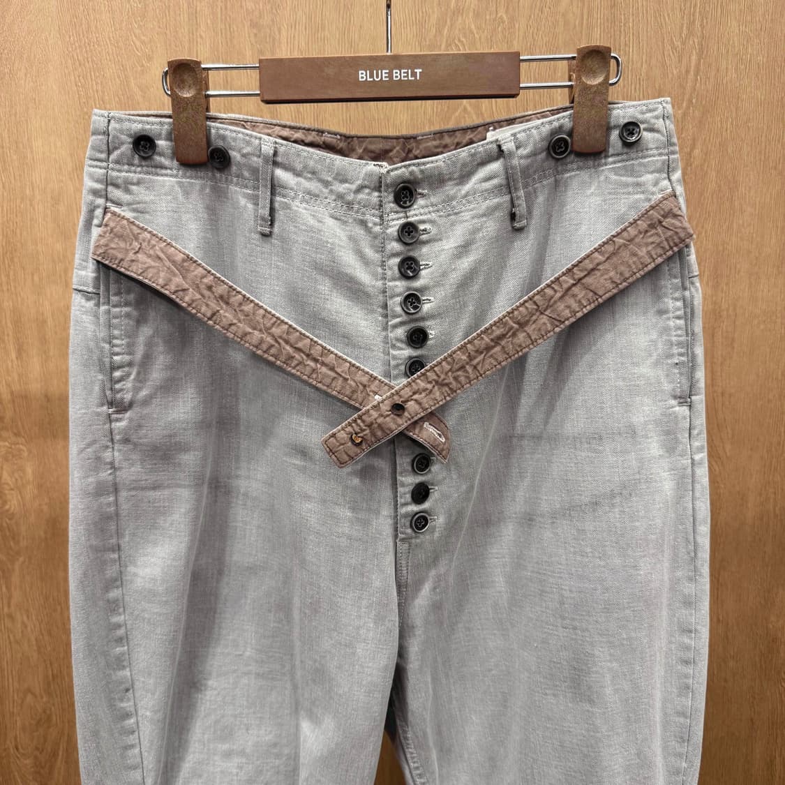 캐피탈 버튼 플라이 슬림 팬츠 워싱 벨트 디테일 라이트 그레이 상품이미지4