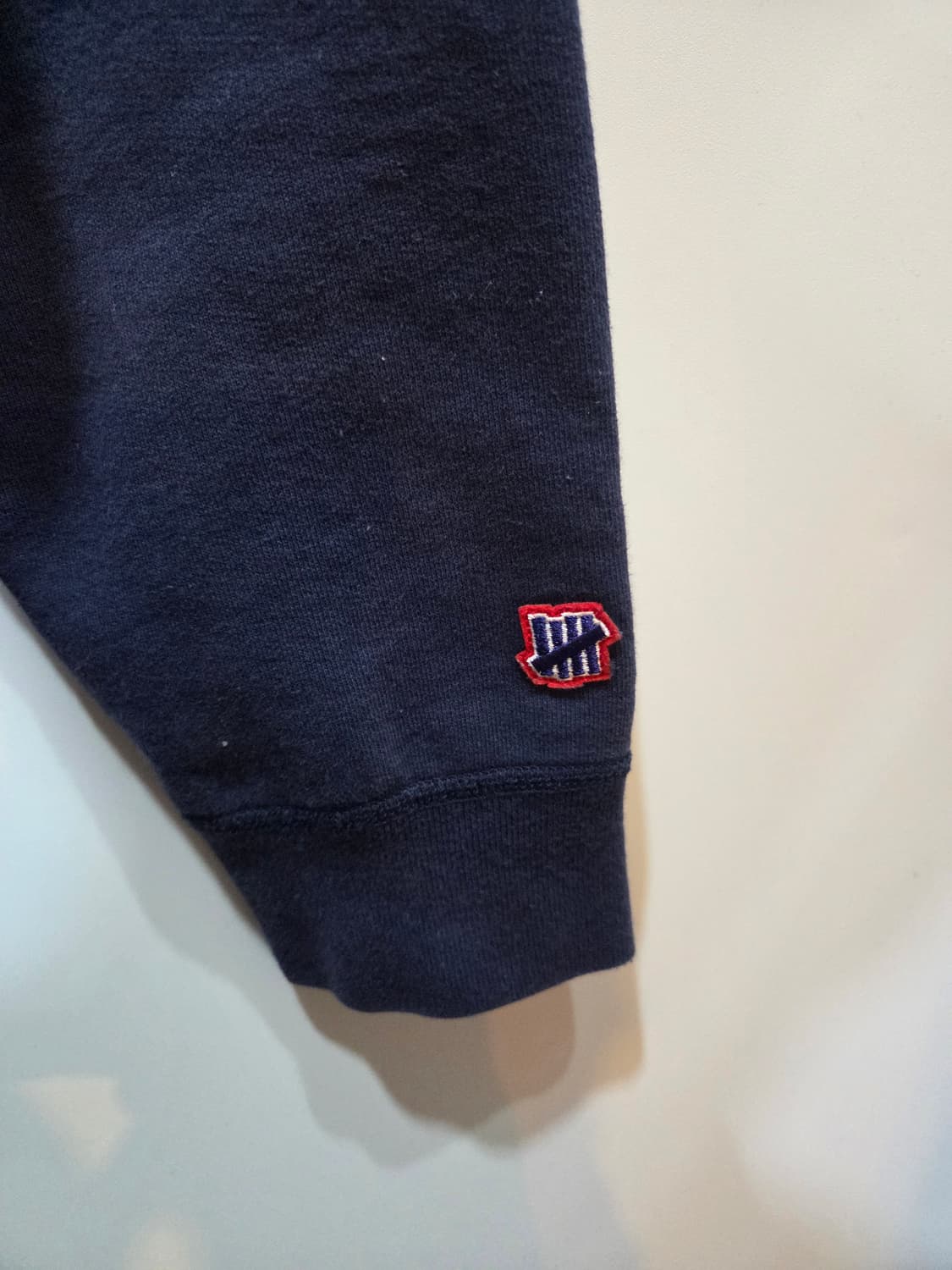 언디피티드 네이비 남성 후드티 상품이미지3