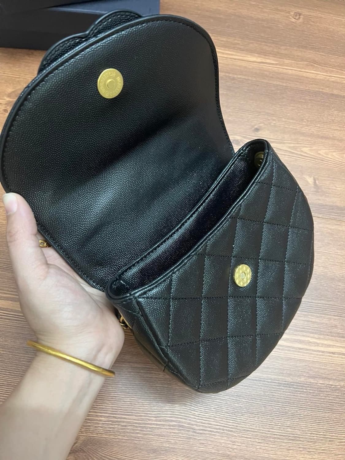 샤넬뷰티 블랙 캐비어 반달플랩백 퀄팅 숄더백 VIP 상품이미지3