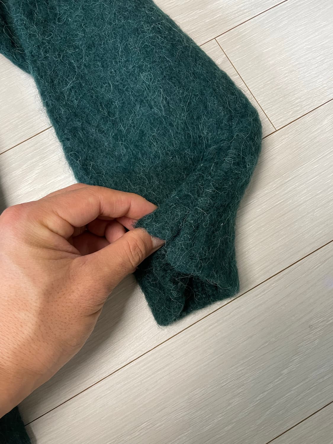 던스트 알파카 브이넥 니트 그린 상품이미지4