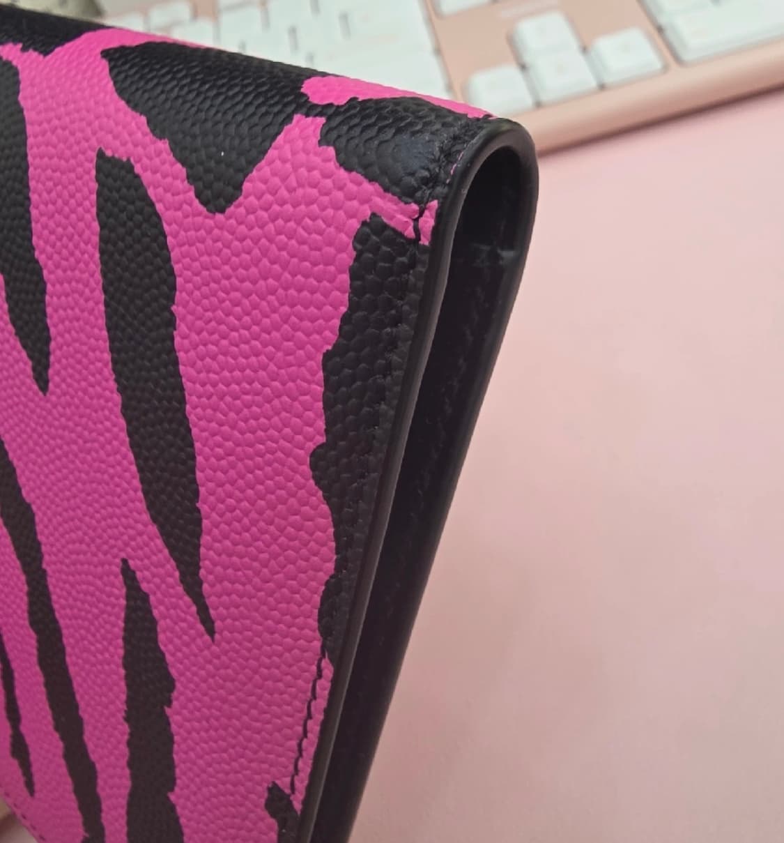 생로랑 지브라 핑크 반지갑 상품이미지3