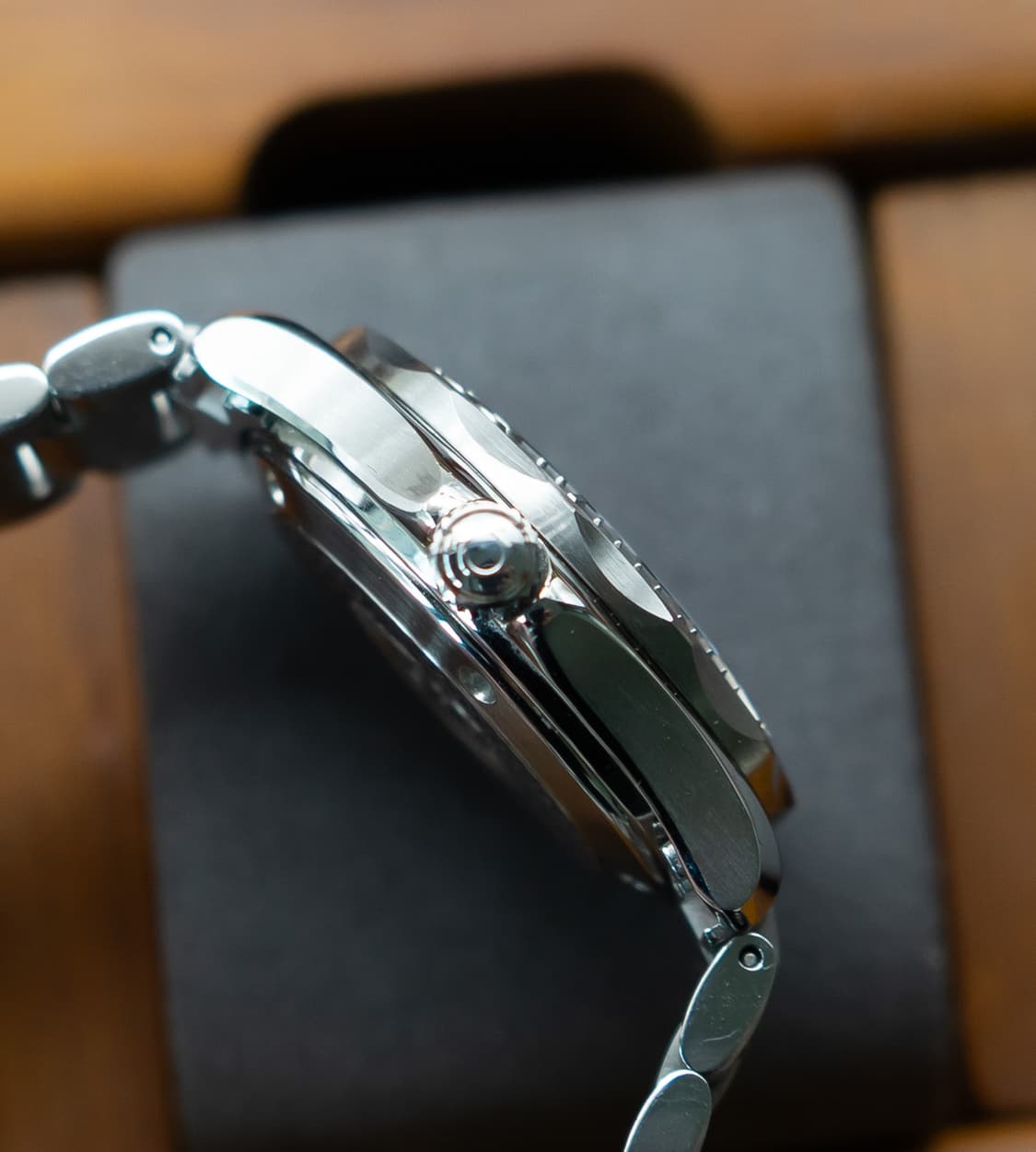 오메가 씨마스터 300 화이트골드 베젤 오토매틱 시계 상품이미지3