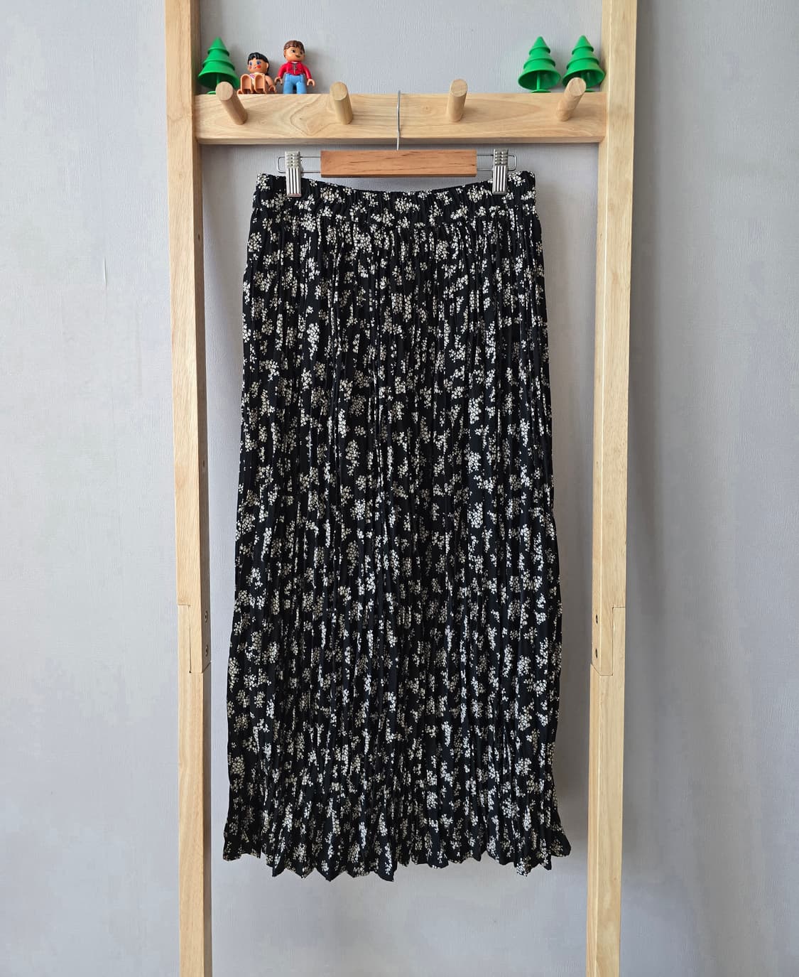 DISCOAT 블랙 잔꽃 플리츠 롱스커트 상품이미지1