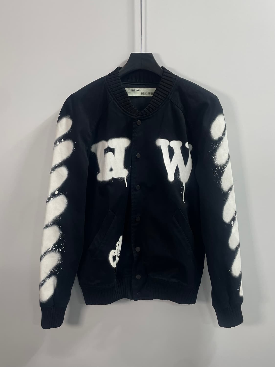 오프화이트 에로우 스프레이 프린팅 봄버자켓 (on.204) 상품이미지1