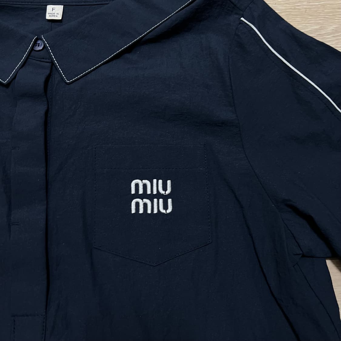 miu miu 미우미우 리본 크롭 반팔 블라우스 셔츠 [네이비] FREE 상품이미지4