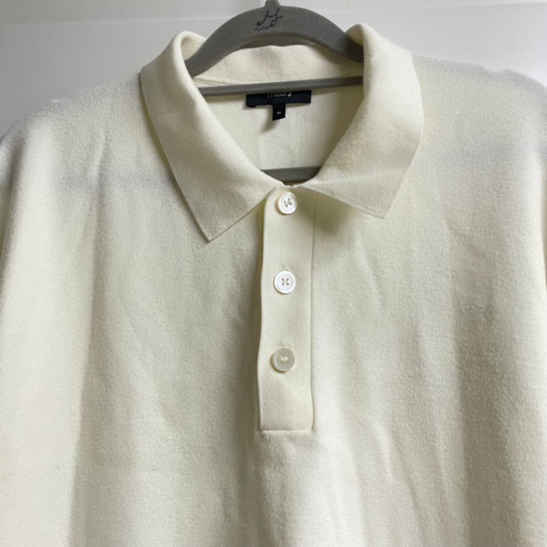 아이보리 색상의 띠어리 반팔 니트 상품이미지3