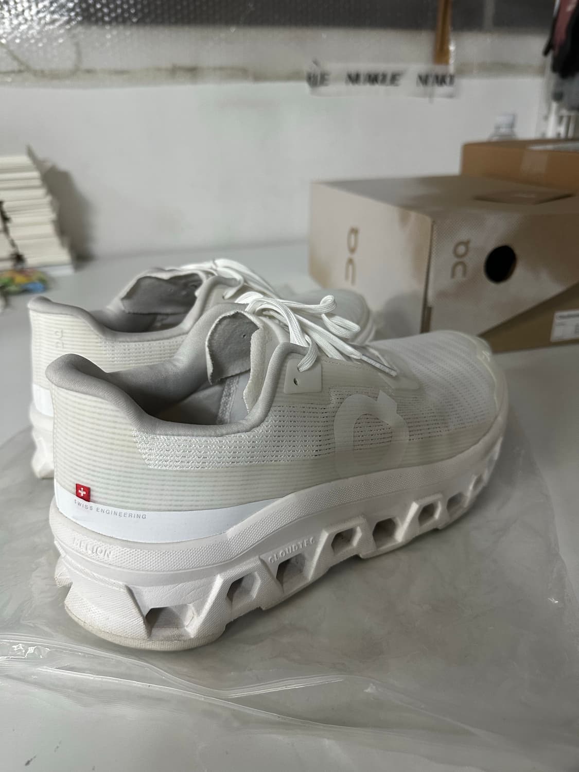 온러닝 클라우드몬스터 보이드 올화이트 275 사이즈 상품이미지3