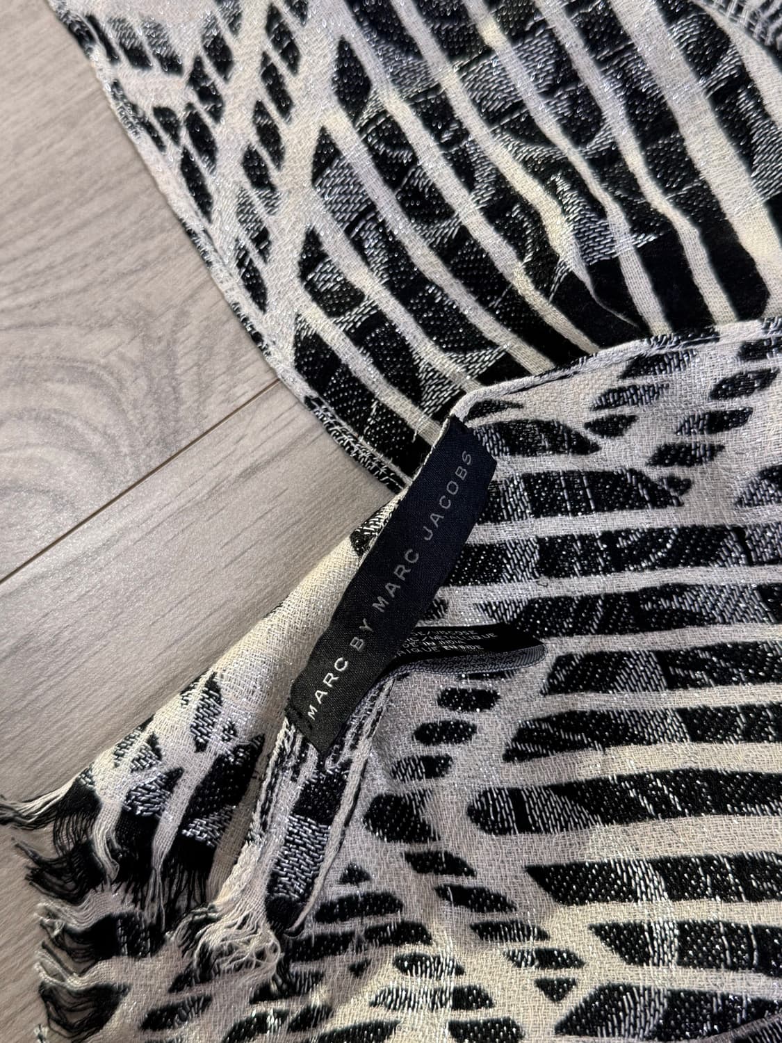 마크제이콥스 스트라이프 패턴 스카프 상품이미지4