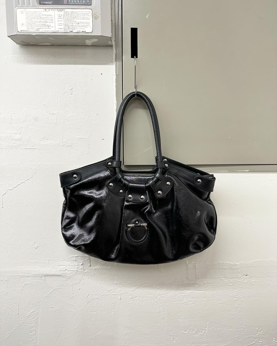 페라가모 블랙 페이턴트 레더 숄더백  상품이미지1