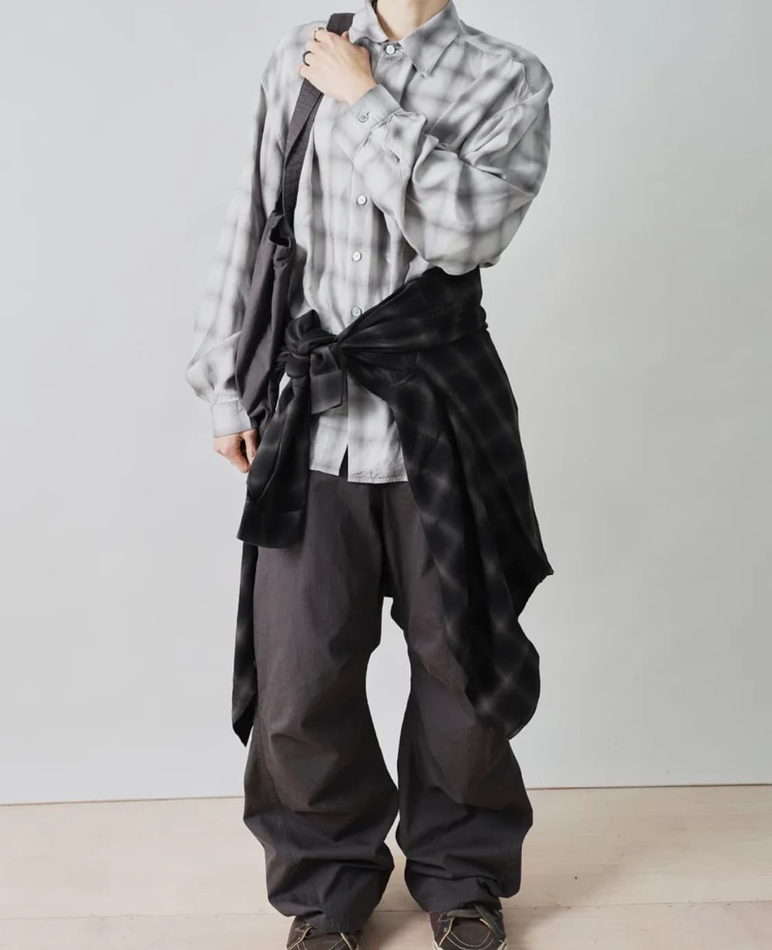 999휴머니티 어드벤처 커브드 팬츠 차콜 상품이미지4