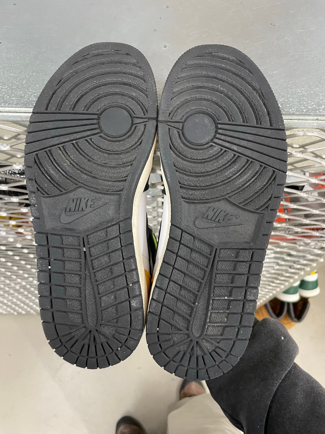 나이키 조던1 레트로 하이 볼트 골드 250 상품이미지6