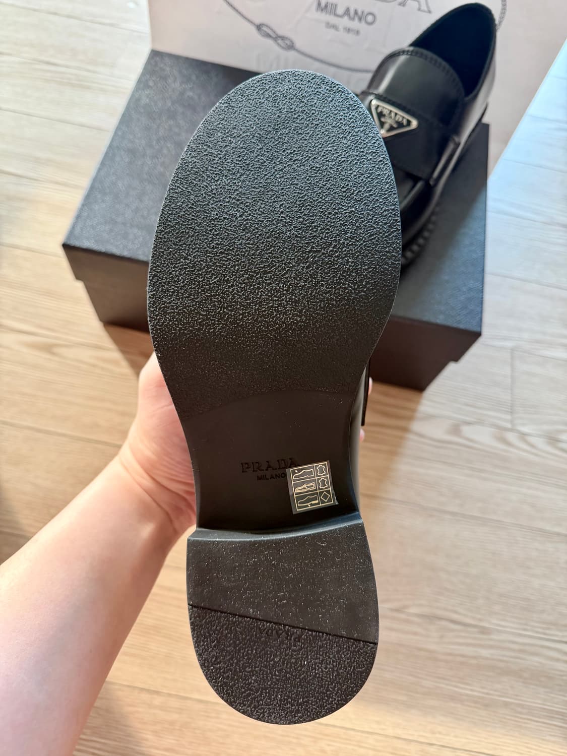 프라다 브러시드 가죽 로퍼 블랙 size 7.5(새상품) 상품이미지2