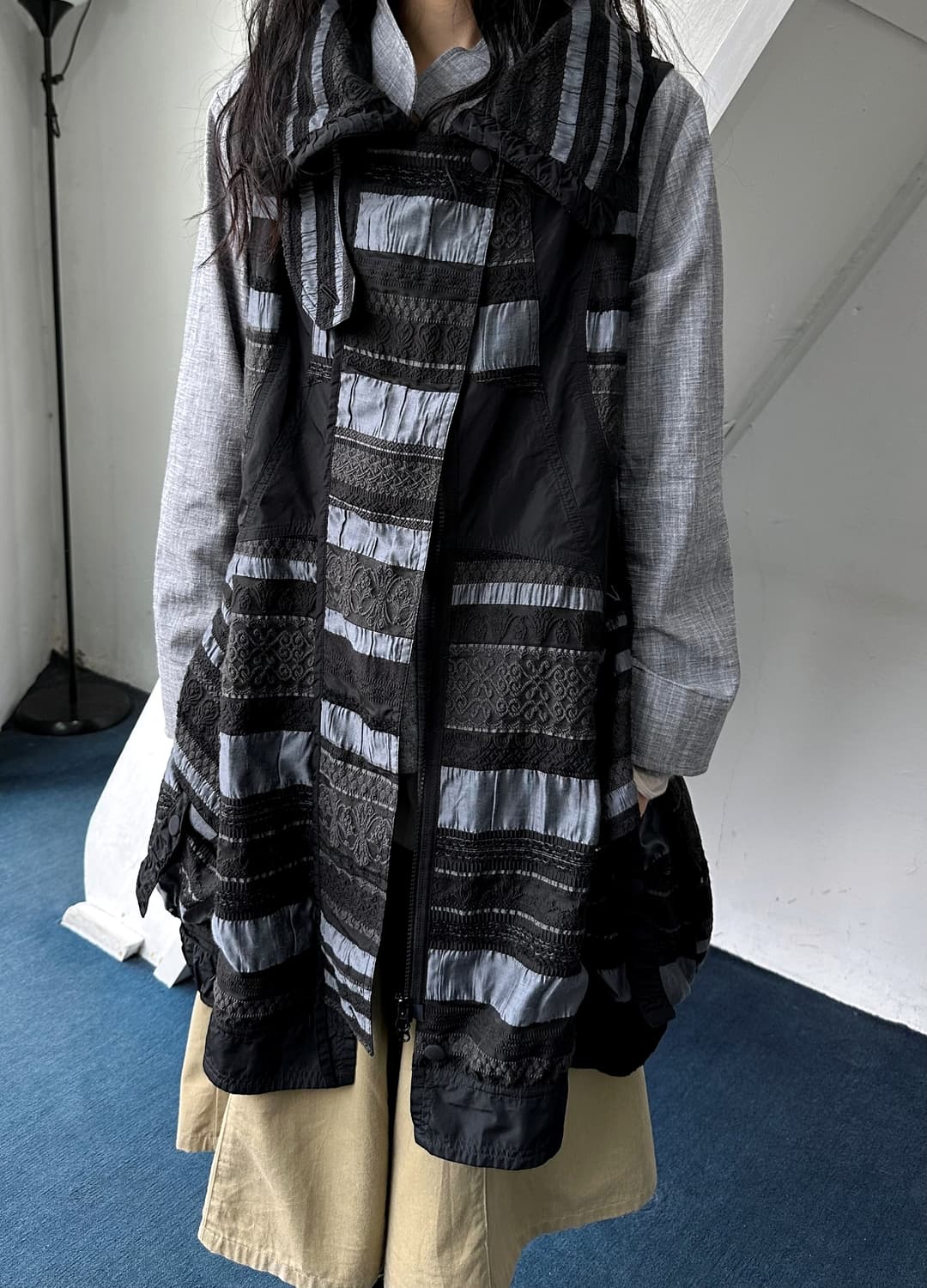 Panel design over silhouette design vest 상품이미지4