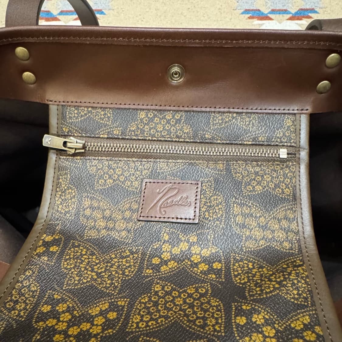 니들스 빠삐옹 PVC 토트백 브라운 상품이미지5