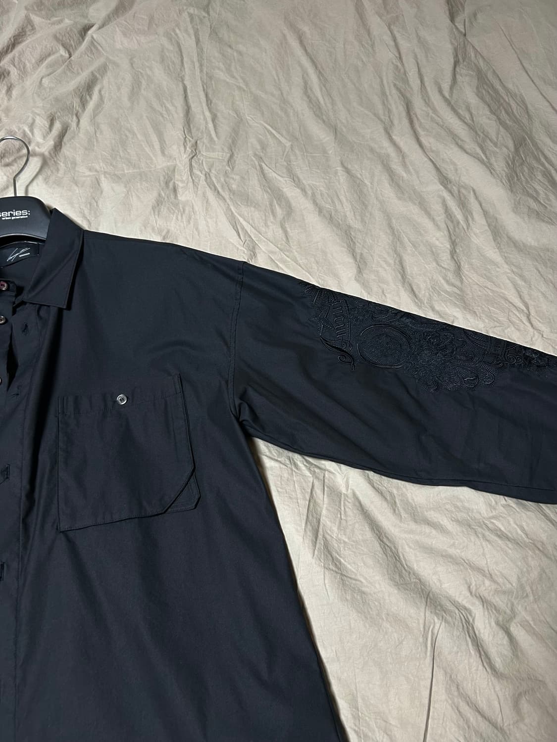 송지오옴므 블랙 자수 셔츠 105 상품이미지2