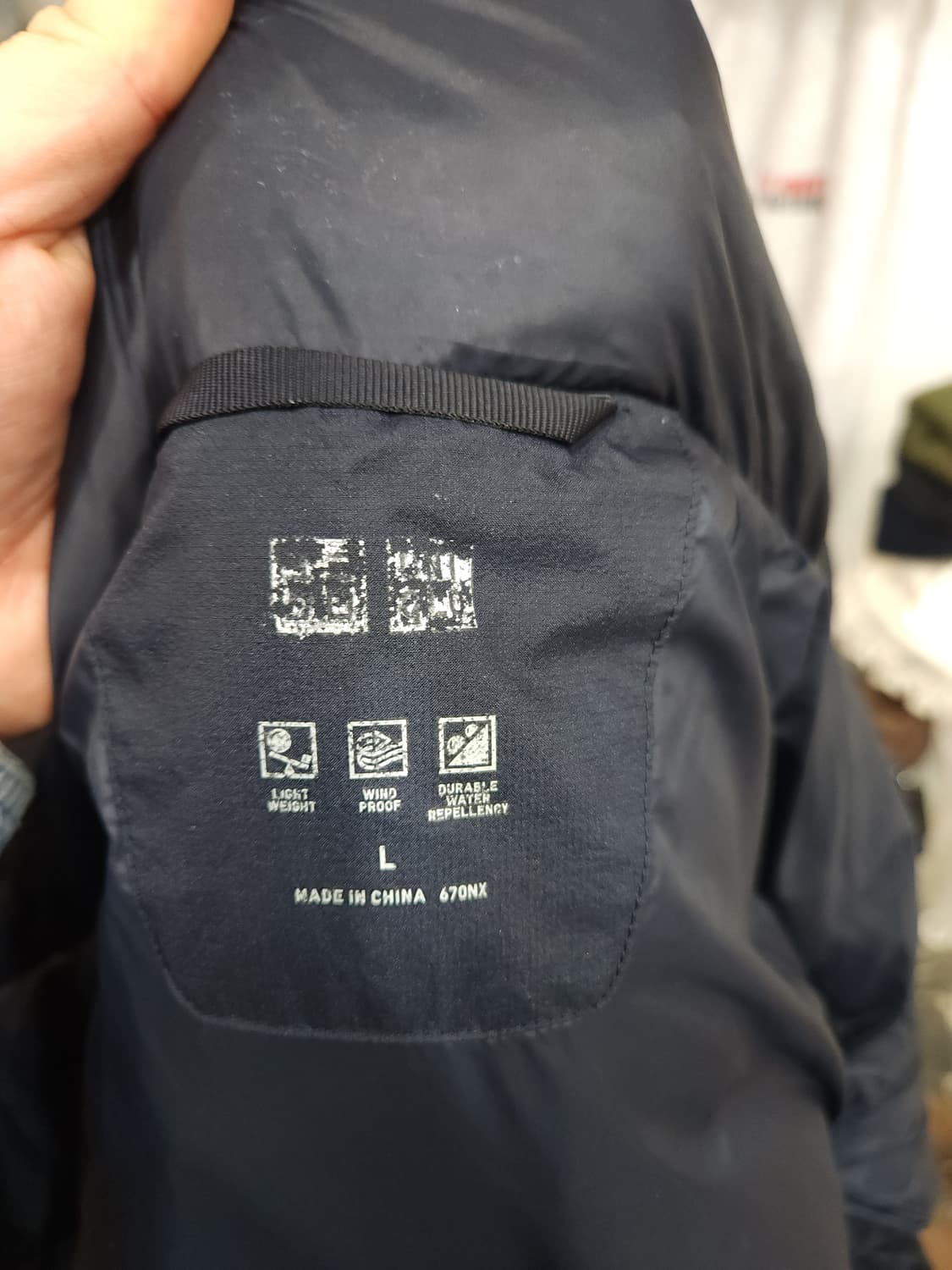 유니클로 심리스 오리털 패딩점퍼

 상품이미지4