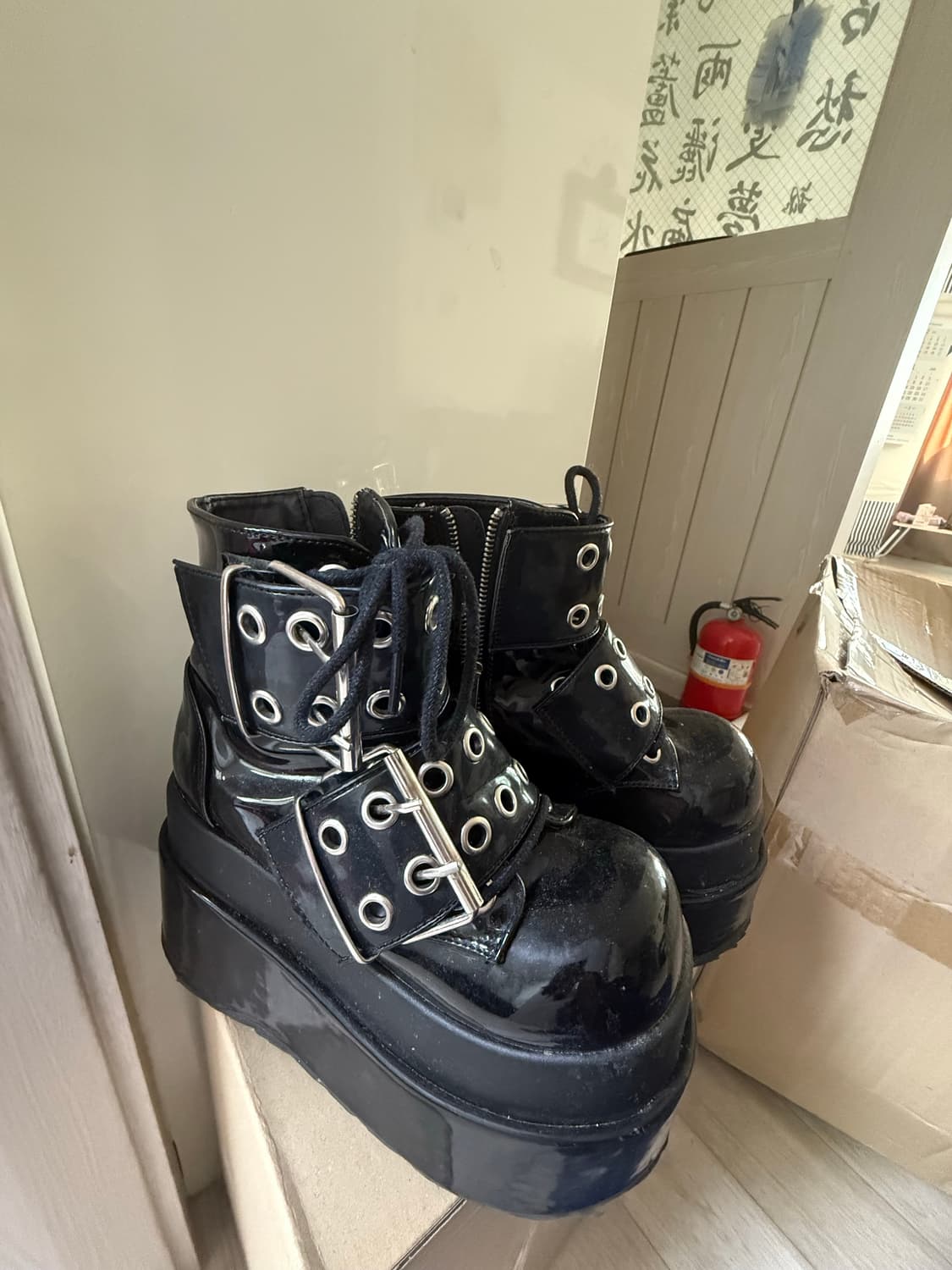 Demonia 베어 104그로멧 유광 버클부츠 (235-240) 상품이미지1