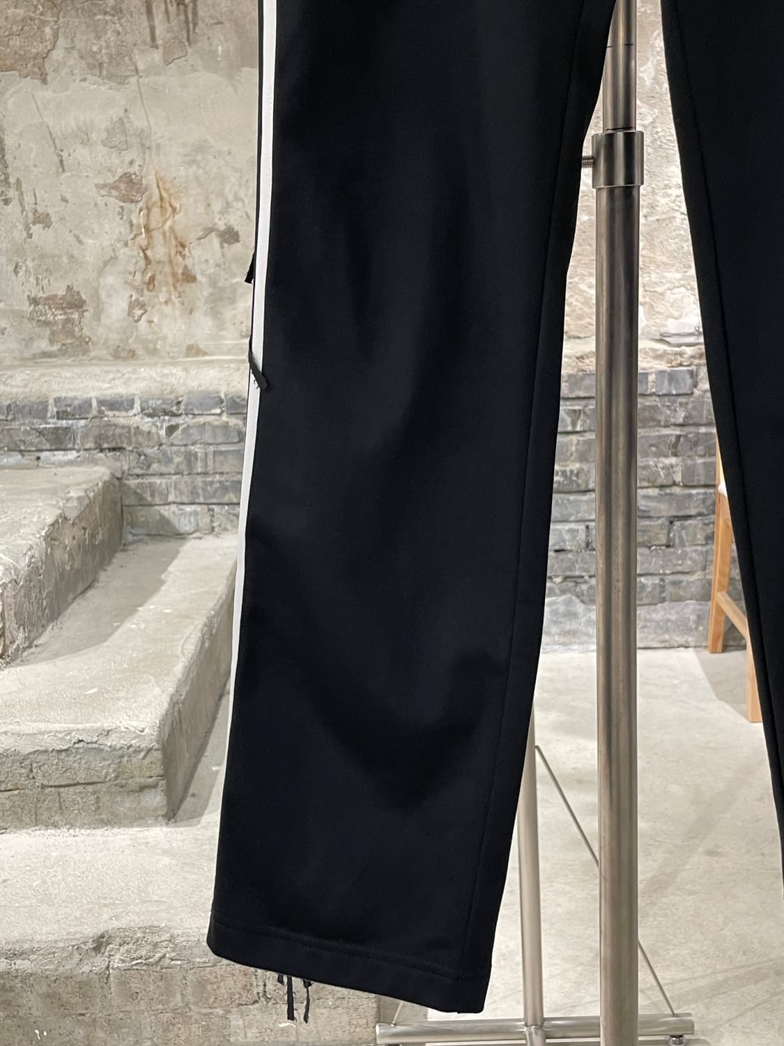 아디다스 x 제레미 스콧 블랙 프린지 트랙 팬츠 상품이미지4