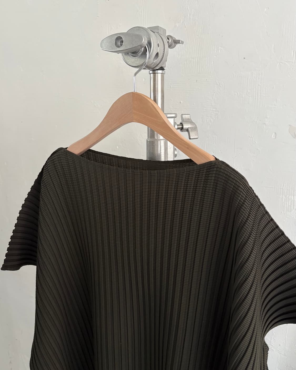 Issey Miyake me 이세이미야케 딥카키 보트넥 플리츠 티셔츠 상품이미지6