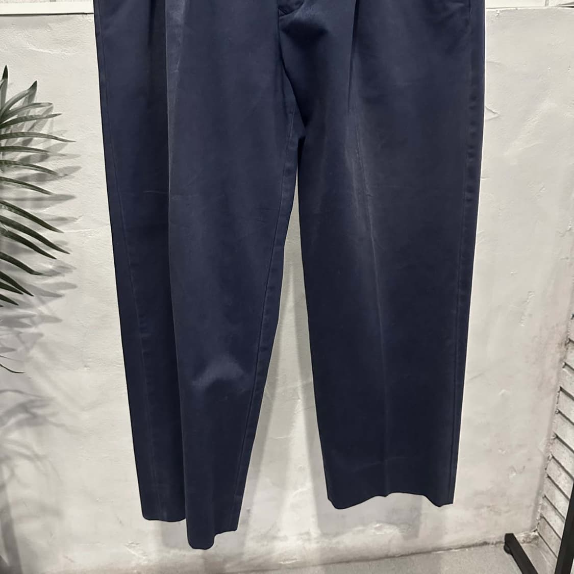 타미힐피거 치노팬츠 핀턱 뒷면 패치 로고 디테일 네이비 상품이미지4