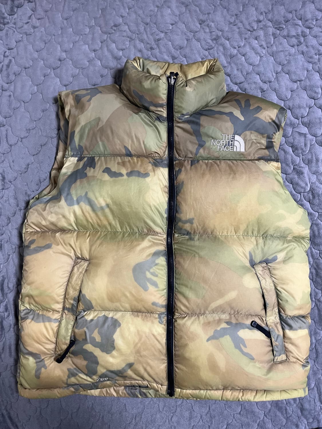 노스페이스 700 중앙로고 카모 패딩 조끼 베스트 XL 상품이미지1