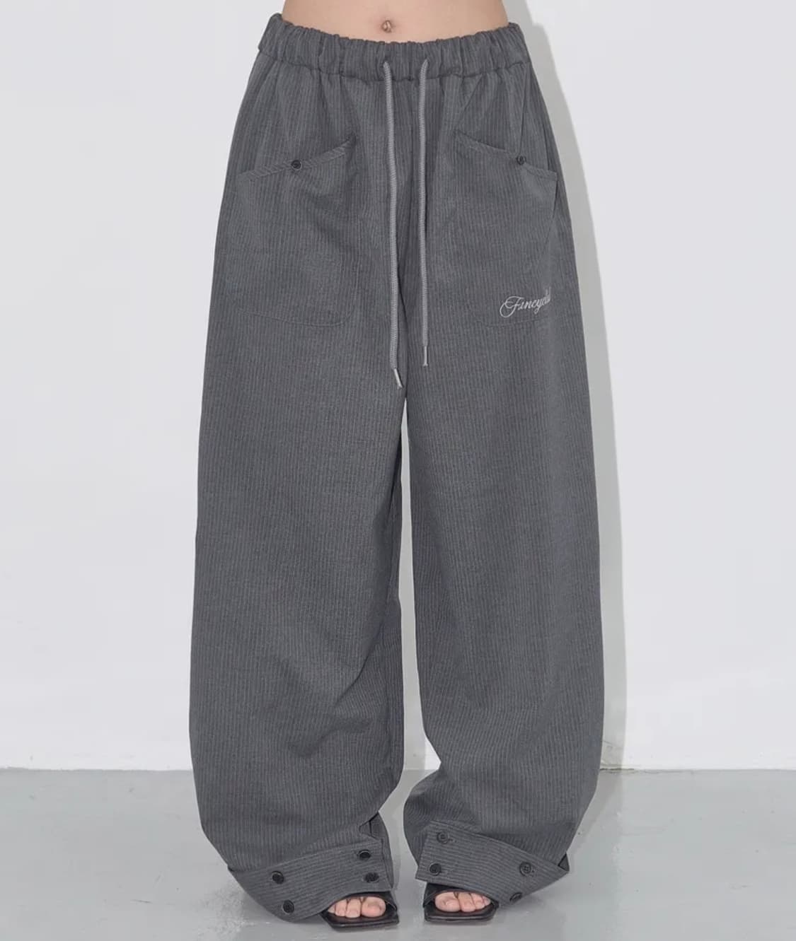 팬시클럽 클래식 버튼 슬랙스 차콜 상품이미지1