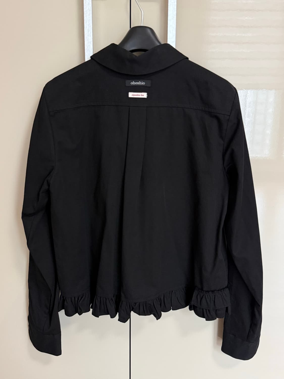 오헤시오 FRILL POCKET BLOUSE, BLACK 상품이미지3
