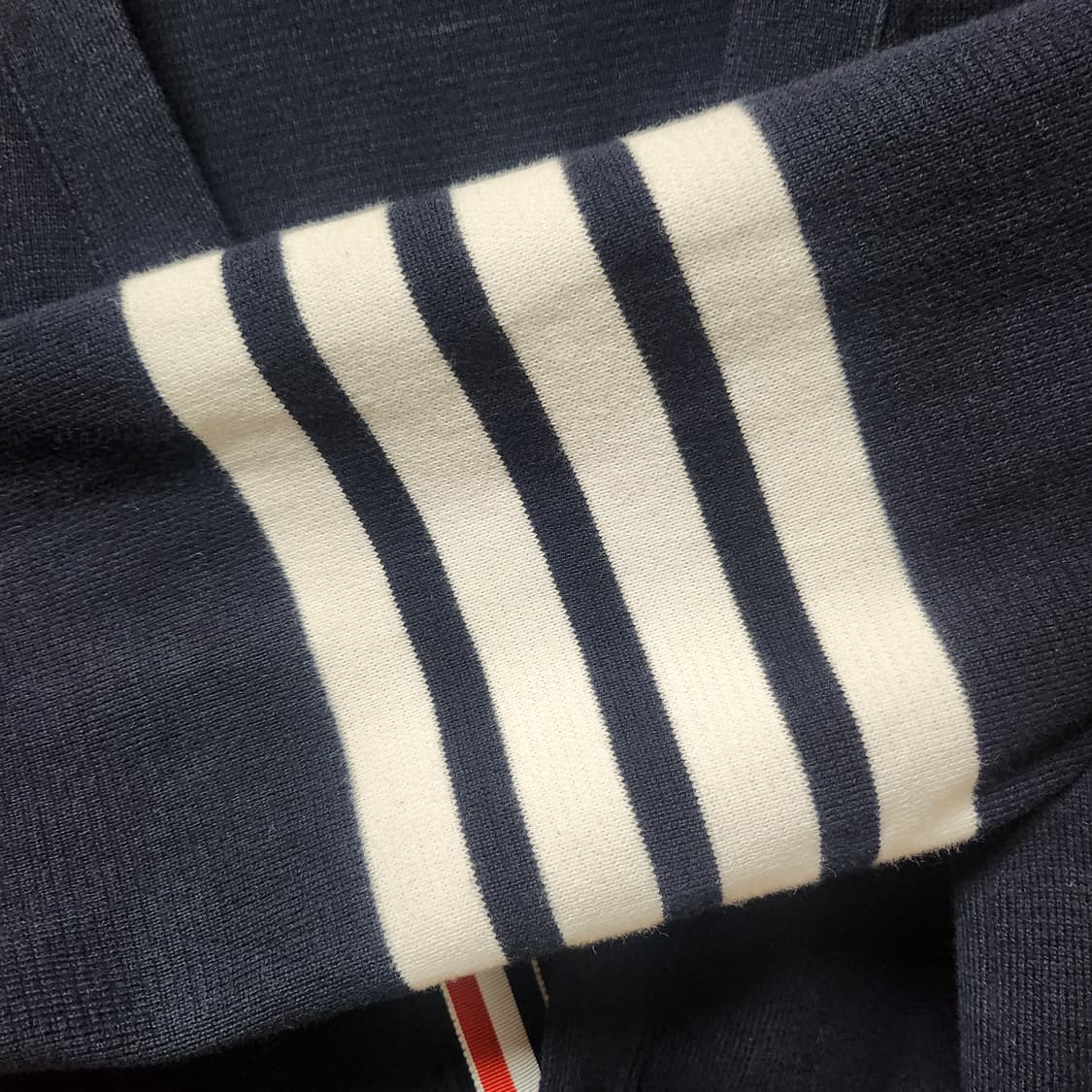 톰브라운 밀라노스티치 금장 가디건 신형
사이즈 2 / 사용감 적음 상품이미지4