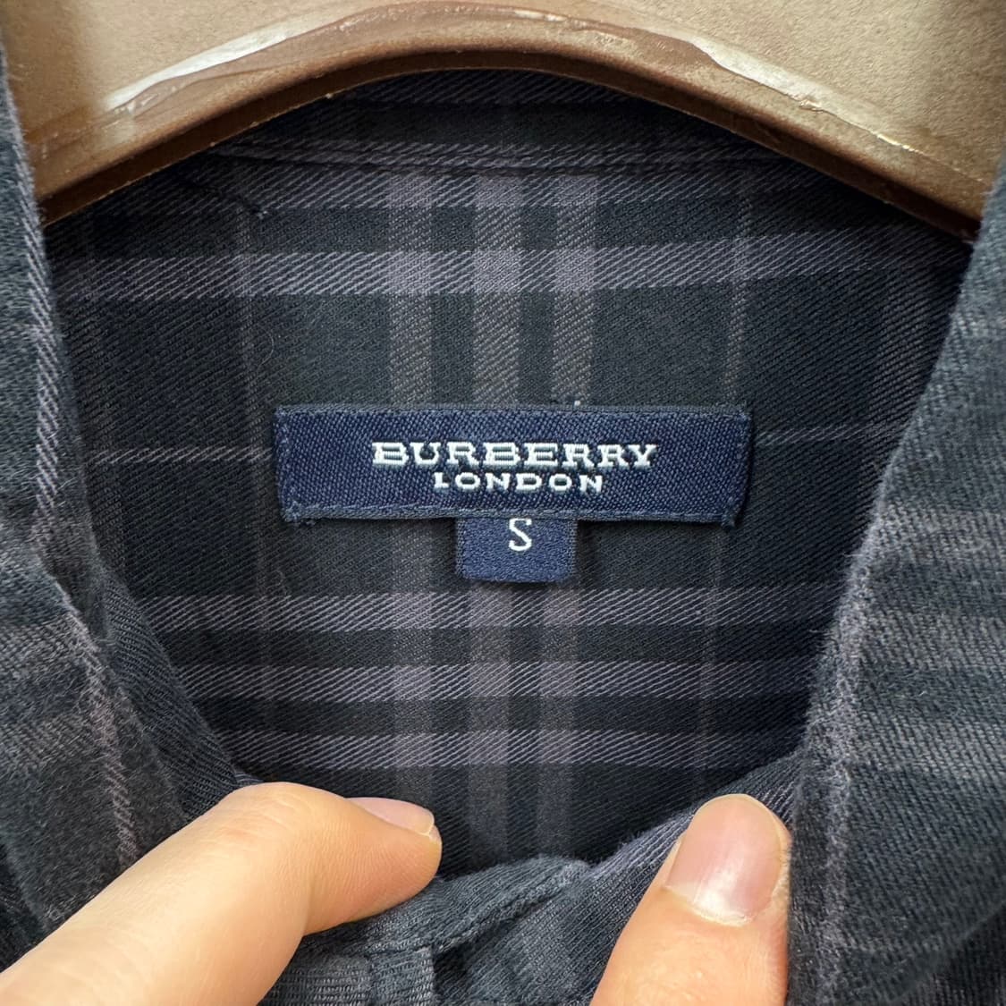 버버리 노바체크 긴팔 셔츠 기사 로고 원포켓 디테일 네이비 상품이미지6