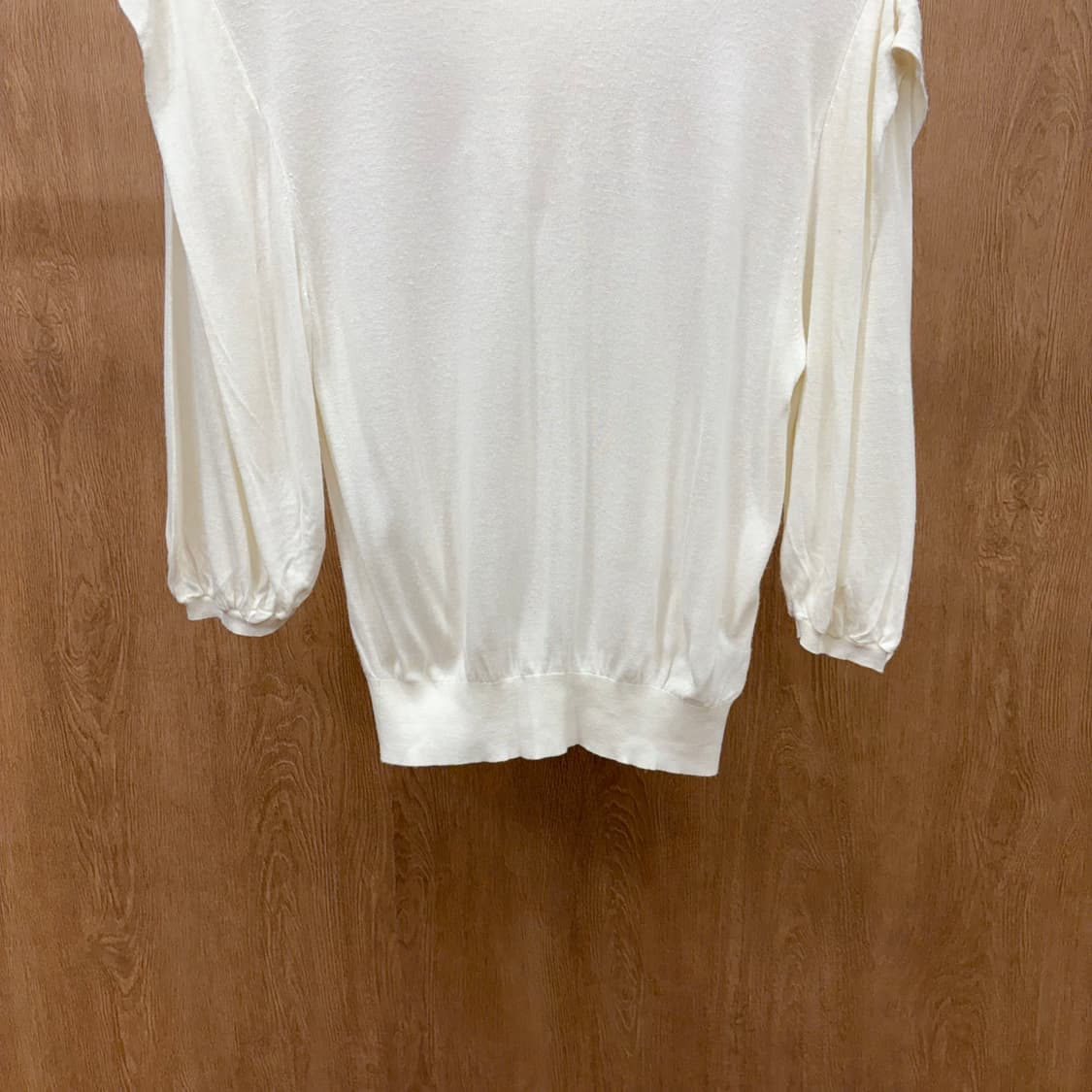 드리스 반 노튼 라운드넥 긴팔 니트 밑단 시보리 퍼프 디테일 아이보리 상품이미지5