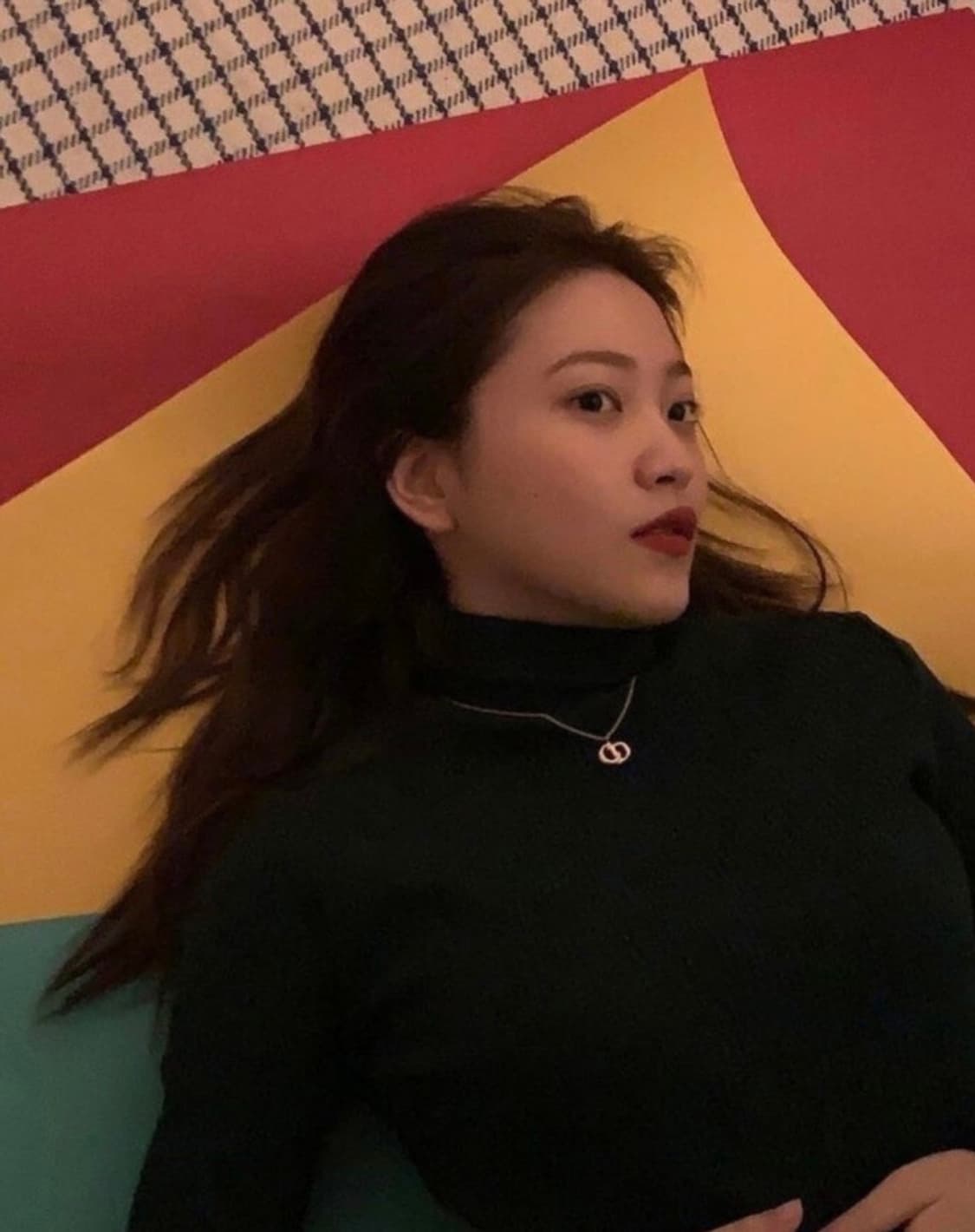 디올 CD 로고 골드 레드벨벳 예리 목걸이 상품이미지1