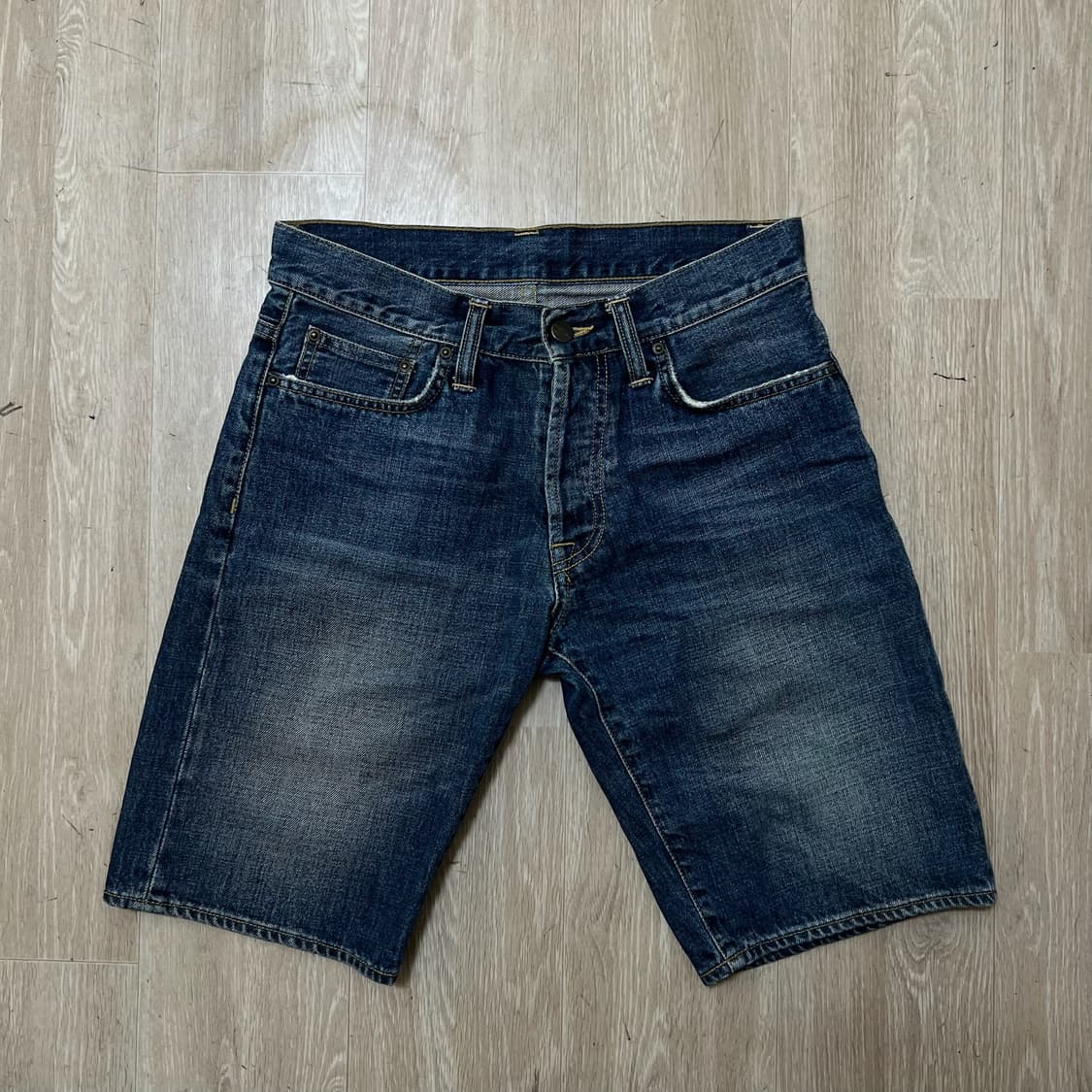 칼하트 로고 와펜 워싱 데님 반바지 29  상품이미지2