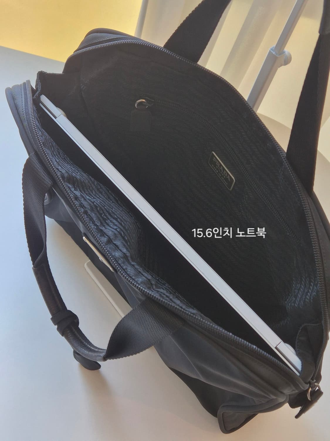 프라다 포코노 나일론 삼각 플레이트 토트백 상품이미지3