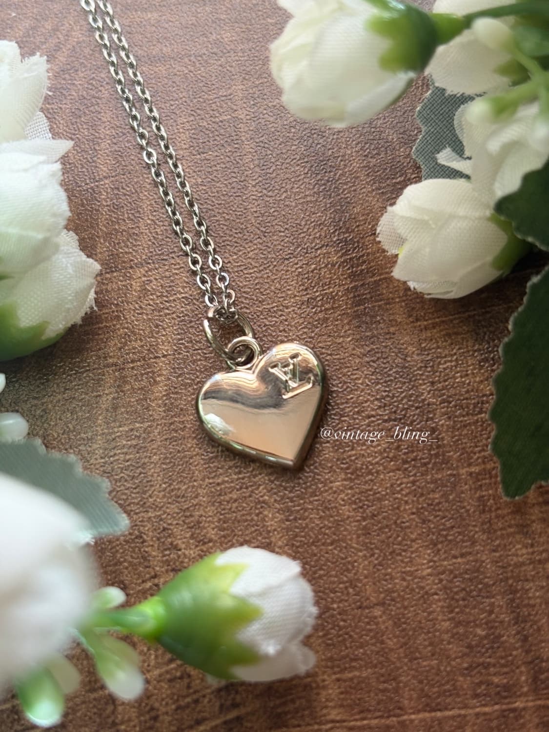 루이비통 하트 음각로고 실버 목걸이  상품이미지1
