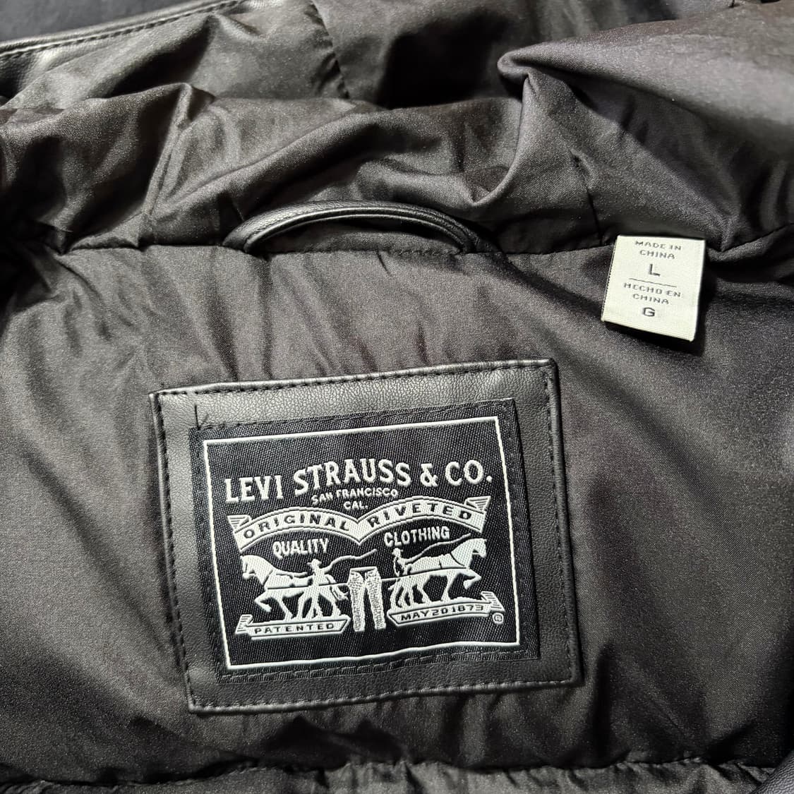 Levi's 여성용 블랙 인조 가죽 퀼팅 후드 패딩(L) 상품이미지3