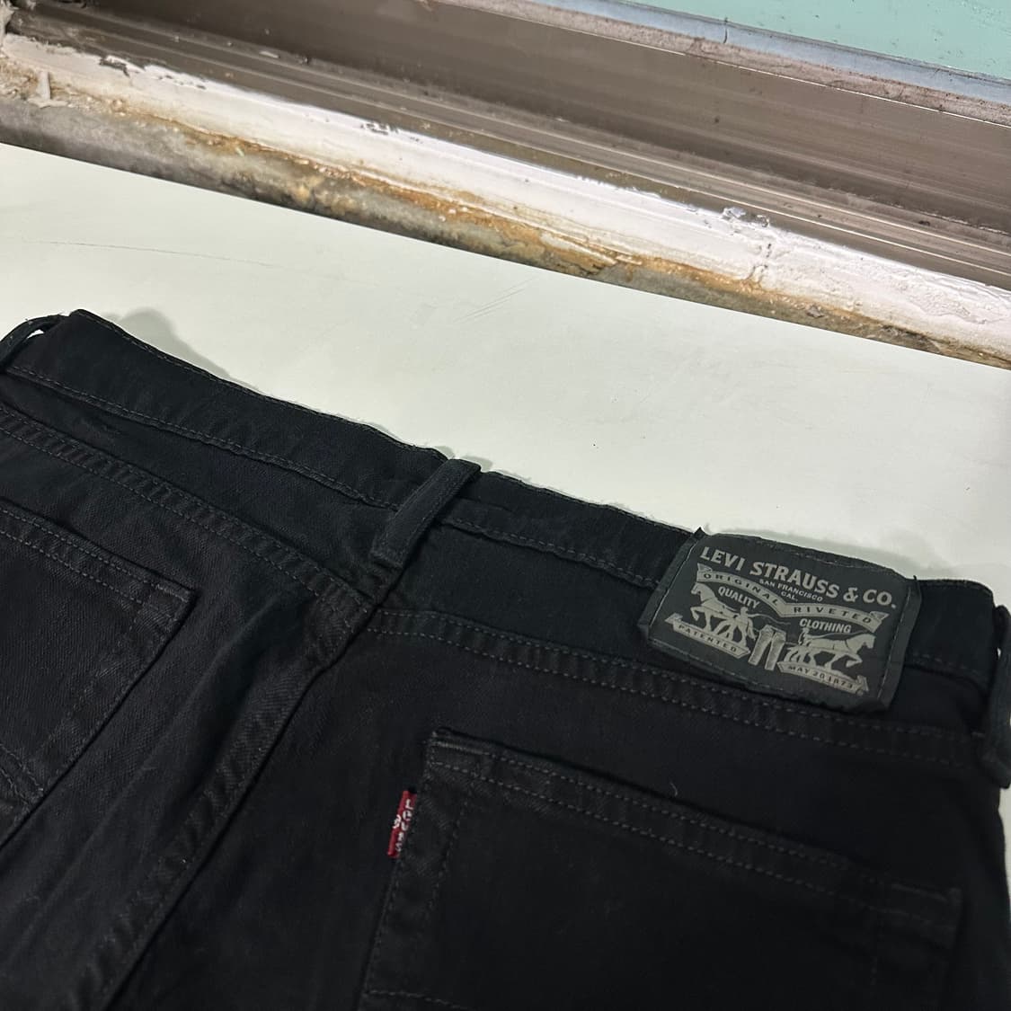 M 리바이스 슬림레귤러핏 블랙워시드 데님팬츠 상품이미지2